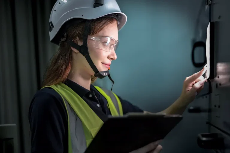 Medewerker met klembord en papieren werkbon bij een machine