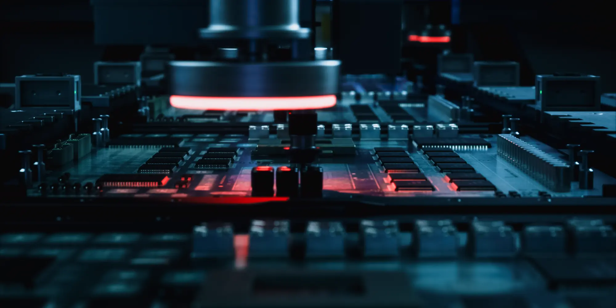 Pick-and-place-machine plaatst componenten op een printplaat
